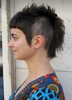 cieniowane fryzury krótkie - uczesanie damskie z włosów krótkich cieniowanych zdjęcie numer 170B